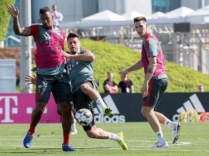 Jerome Boateng (l-r), Sandro Wagner und Niklas Süle vom FC Bayern München während einer Übungseinheit. Foto: Peter Kneffel/Archiv