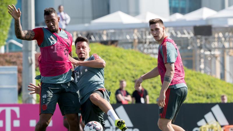 Jerome Boateng (l-r), Sandro Wagner und Niklas Süle vom FC Bayern München während einer Übungseinheit. Foto: Peter Kneffel/Archiv Jerome Boateng (l-r), Sandro Wagner und Niklas Süle vom FC Bayern München während einer Übungseinheit. Foto: Peter Kneffel/Archiv
