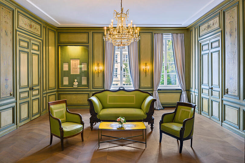 Der Watteausalon - mit Wandpanelen aus einem Schloss bei Versailles.