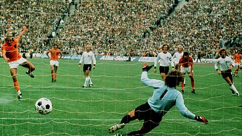 Eines seiner bekanntesten Tore: Johan Neeskens trifft im WM-Endspiel 1974 gegen Deutschland zur 1:0-Führung.