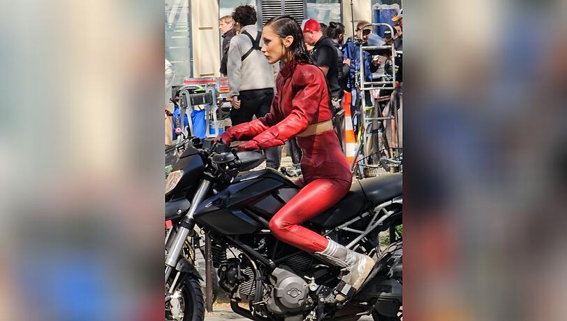 Bella Hadid am Set von "The Beauty".