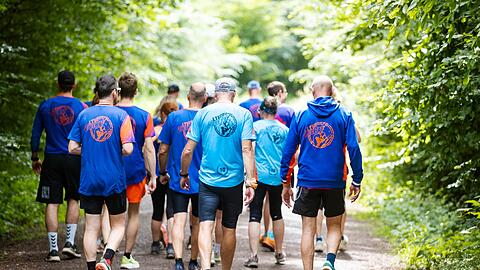 Gemeinsam statt allein: Fynn Thome trainiert mit L&auml;uferinnen und L&auml;ufern der LTF Theeltal f&uuml;r die Wettbewerbe der Special Olympics.