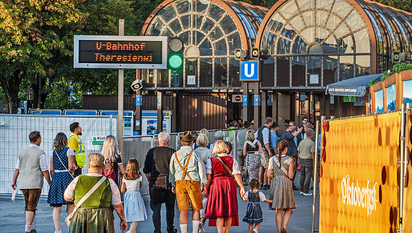 Vor der U-Bahn-Station Theresienwiese gerieten die beiden Männer in Streit. Der Zustand des Opfers ist kritisch. (Symbolbild) Vor der U-Bahn-Station Theresienwiese gerieten die beiden Männer in Streit. Der Zustand des Opfers ist kritisch. (Symbolbild)