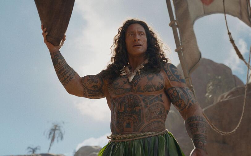 Dwayne "The Rock" Johnson lieh bereits im Animationsfilm "Vaiana" dem Halbgott Maui seine Stimme. Für die Realverfilmung kehrt er nun zurück. Dwayne "The Rock" Johnson lieh bereits im Animationsfilm "Vaiana" dem Halbgott Maui seine Stimme. Für die Realverfilmung kehrt er nun zurück.