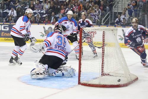 Der Anfang von Ende: Tiger-Torhüter Adam Svoboda ist beim 1:1-Ausgleich der Eisbären machtlos &ndash; Berlin dreht die Partie und geht als Sieger vom Eis.