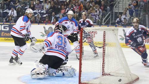 Der Anfang von Ende: Tiger-Torhüter Adam Svoboda ist beim 1:1-Ausgleich der Eisbären machtlos – Berlin dreht die Partie und geht als Sieger vom Eis. Der Anfang von Ende: Tiger-Torhüter Adam Svoboda ist beim 1:1-Ausgleich der Eisbären machtlos – Berlin dreht die Partie und geht als Sieger vom Eis.