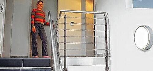 Bauherren sollten sich die Treppengestaltung genau überlegen. Gutes Licht und ein langer Handlauf: So ist die Treppe sicher.