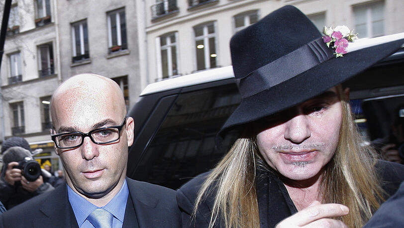 Bislang leugnet er die Vorwürfe: Designer John Galliano (r.) auf dem Weg zur Polizeistation. Bislang leugnet er die Vorwürfe: Designer John Galliano (r.) auf dem Weg zur Polizeistation.