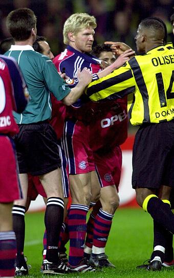 Wo's Stress gibt immer mittendrin: Bayern-Leitwolf Stefan Effenberg im Jahr 2001. Das Spiel, das 1:1 endete, ging als "kartenfestival" in die Bundesliga-Historie ein. Auf Seiten der Münchener gab es zehn gelbe Karten zu verzeichnen, Effenberg holte sich zusätzlich Rot ab und auch Bixente Lizarazu wurde bereits nach 35 Minuten mit Gelb-Rot des Platzes verwiesen. Bei Dortmund sahen Otto Addo und Sunday Oliseh Gelb, Evanilson musste mit Rot vom Platz.