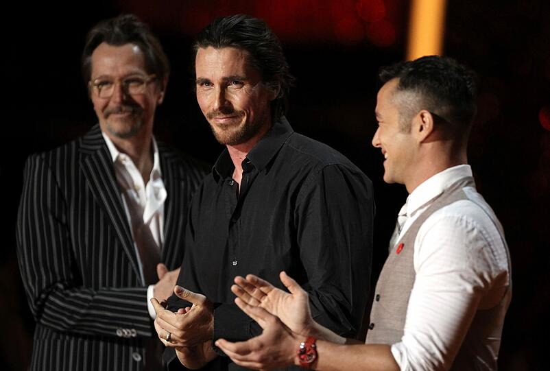 Schickes Dreier-Gespann: Gary Oldman Christian Bale und Joseph Gordon-Levitt (von links) halten die Laudation.
