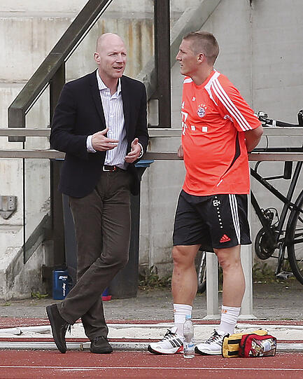 Sportdirektor Matthias Sammer im Gespräch mit Bastian Schweinsteiger.