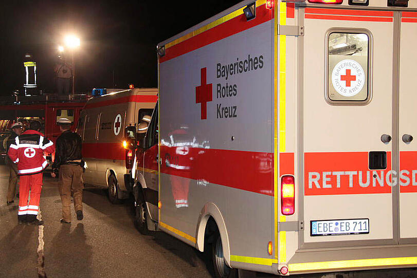 B12 zwischen Maitenbeth und Hohenlinden: Lkw kippt um - Fahrer eingeklemmt - Bayern - Abendzeitung München