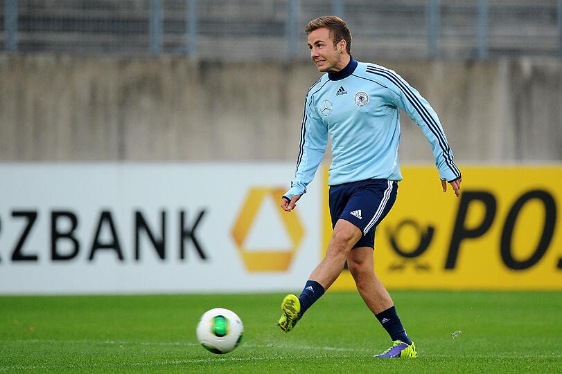 Aktuell im Kreise der Nationalmannschaft am Ball: Bayerns Mario Götze.