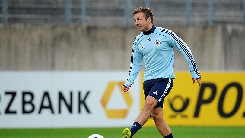 Aktuell im Kreise der Nationalmannschaft am Ball: Bayerns Mario Götze. Aktuell im Kreise der Nationalmannschaft am Ball: Bayerns Mario Götze.