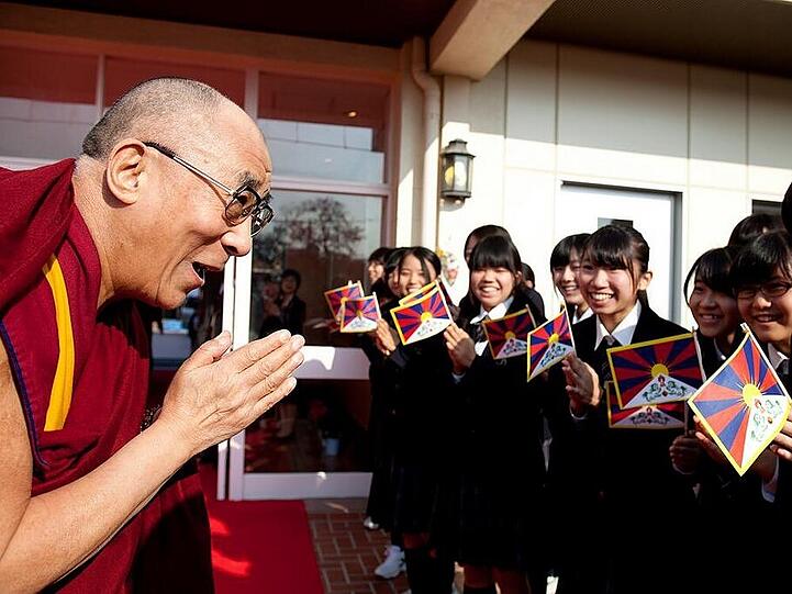 Strahlende Gesichter: Der Dalai Lama in einer japanischen Mädchenschule