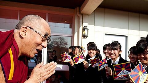 Strahlende Gesichter: Der Dalai Lama in einer japanischen Mädchenschule