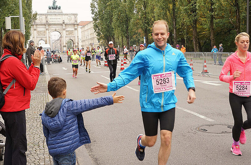 Die Läufer und Läuferinnen des 30. München Marathon am 11.20.2015