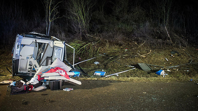 Der Fahrer des Kleintransporters wurde aus seinem Fahrzeug geschleudert und verstarb noch vor Ort. Die Bilder von der A9.