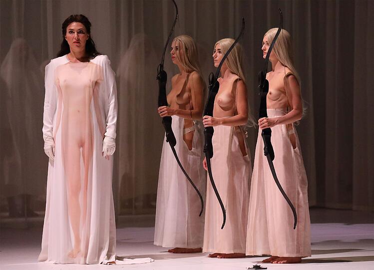 Annette Dasch als Elisabeth.