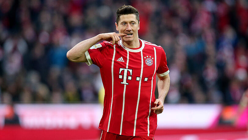Robert Lewandowski: Note 1 - Lief alleine auf Bürki zu und verwandelte sicher (5.). Mit seinem unbändigen Torjägerwillen und seiner Fußspitze zwang er dann den Ball an zwei Dortmunder Verteidigern vorbei über die Linie (44.). Kurz vor Schluss staubte er noch zum Dreierpack ab (88.). Seine Liga-Tore Nummer 24, 25 und 26 - die 30 bleibt fest im Visier.
