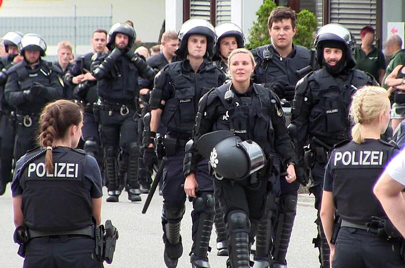 Am Mittwoch kam es in der Asylbewerberunterkunft Waldkraiburg zu zwei Großeinsätzen der Polizei. Die Bilder.