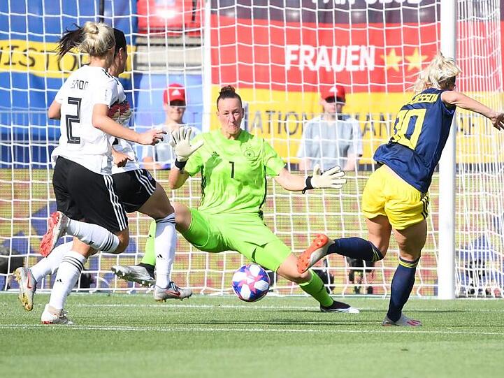 Sofia Jakobsson (r) überwindet Torhüterin Almuth Schult zum 1:1.