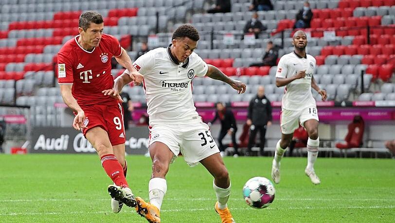 Das 3:0! Lewandowski nimmt ein Zuspiel von Costa auf und schiebt überlegt mit dem rechten Fuß ein.