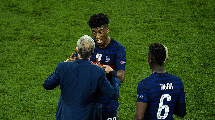 Coman während der Pause der Verlängerung im intensiven Dialog mit Trainer Deschamps.