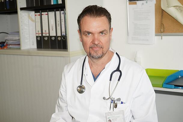 Der Arzt Enrico De Toni rät dringend dazu, zu Vorsorgeuntersuchungen zu gehen. Was zu spät erkannt wird, wird schnell gefährlich. Der Arzt Enrico De Toni rät dringend dazu, zu Vorsorgeuntersuchungen zu gehen. Was zu spät erkannt wird, wird schnell gefährlich.