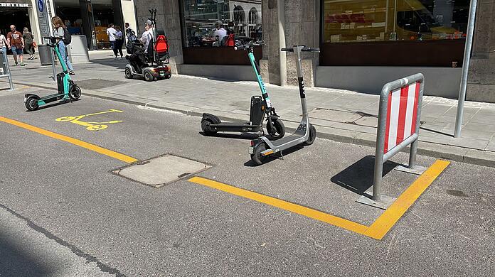 Klar markiert: Dieser Platz ist für E-Scooter vorgesehen.