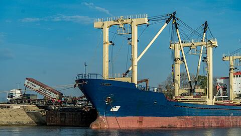 Ein Getreidefrachter in einem Hafen in der westlichen Ukraine wird mit Getreide beladen.