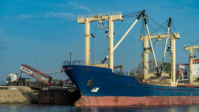 Ein Getreidefrachter in einem Hafen in der westlichen Ukraine wird mit Getreide beladen.