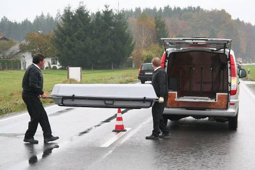 Der Leichnam von Martin R. wird abtransportiert