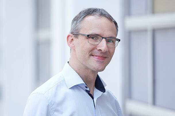 Kennt sich aus mit Hausnotrufen: Johann Aigner von den Johannitern.