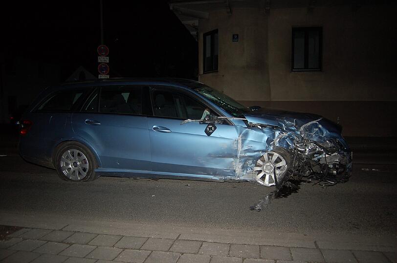 Ende einer Spritztour mit Papas Wagen: Der Benz nach dem Crash mit einer Hausmauer in Solln.