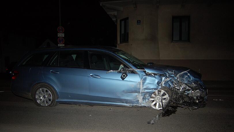 Ende einer Spritztour mit Papas Wagen: Der Benz nach dem Crash mit einer Hausmauer in Solln. Ende einer Spritztour mit Papas Wagen: Der Benz nach dem Crash mit einer Hausmauer in Solln.