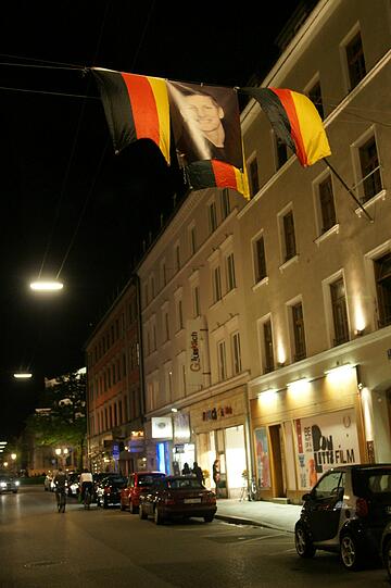 Public Viewing am Nockherberg und in dwer Kultfabrik, Basti Schweinsteiger hängt im Foto quer über die Reichenbachssraße, die Bilder vom Fußball-Wahnsinn aus München.