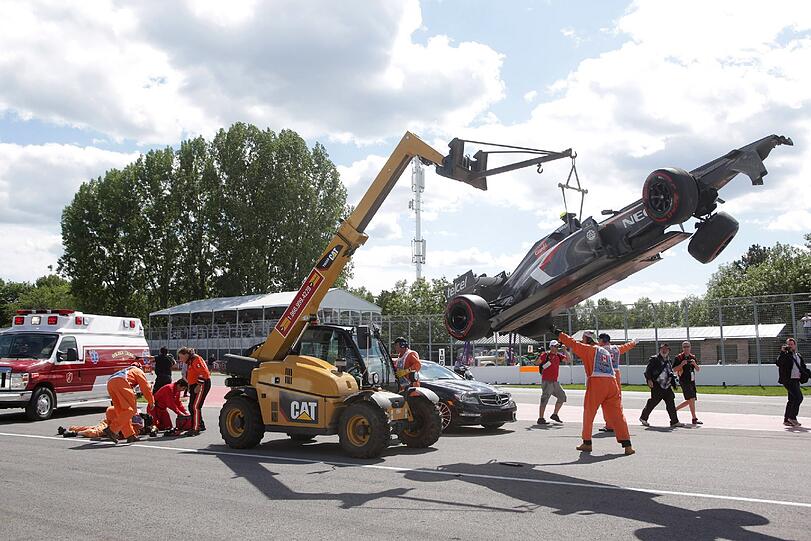 Tragödie in der Formel 1: Beim Abtransport des Wracks von Esteban Gutiérrez wurde ein Streckenposten von diesem Kranwagen überrollt &ndash; er erlag seinen Verletzungen.