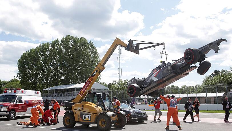 Tragödie in der Formel 1: Beim Abtransport des Wracks von Esteban Gutiérrez wurde ein Streckenposten von diesem Kranwagen überrollt – er erlag seinen Verletzungen. Tragödie in der Formel 1: Beim Abtransport des Wracks von Esteban Gutiérrez wurde ein Streckenposten von diesem Kranwagen überrollt – er erlag seinen Verletzungen.