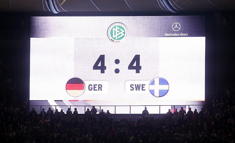 Dokument einer denkwürdigen Fußballnacht: Im Berliner Olympiastadion führte Deutschland in der WM-Qualifikation bereits mit 4:0 gegen Schweden - doch am Ende hieß es 4:4.