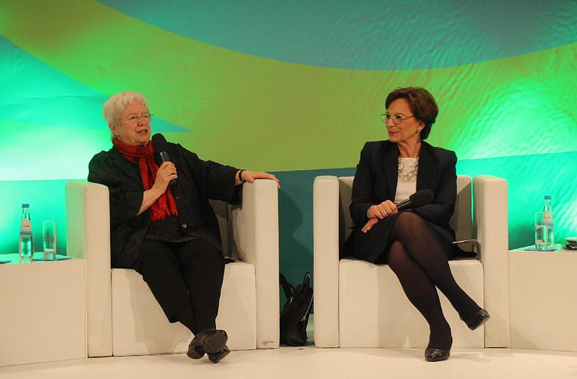 &bdquo;Das Tolle an dieser Zeit ist, dass es auch noch eine neue Hüfte gibt für jemanden, der 75 Jahre alt ist&ldquo;, sagt VdK-Präsidentin Ulrike Mascher (links, daneben: Sozialministerin Emilia Müller).