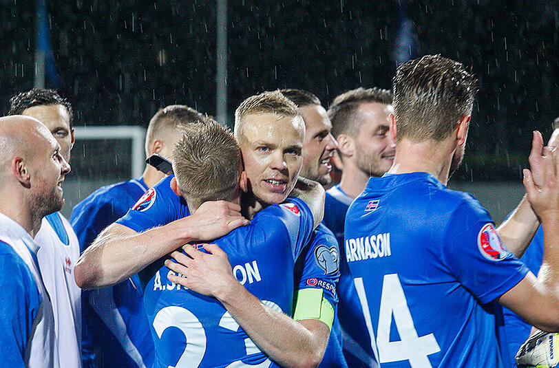 Nach dem 0:0 gegen Kasachstan: Islands Spieler können ihr Glück kaum fassen.