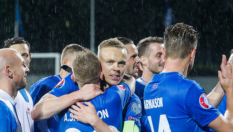 Nach dem 0:0 gegen Kasachstan: Islands Spieler können ihr Glück kaum fassen. Nach dem 0:0 gegen Kasachstan: Islands Spieler können ihr Glück kaum fassen.