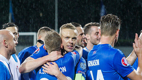 Nach dem 0:0 gegen Kasachstan: Islands Spieler können ihr Glück kaum fassen.