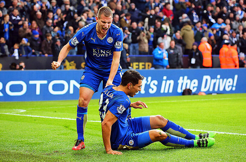 Torschütze Leonardo Ulloa (rechts) und sein Teamkollege Marc Albrighton feiern den späten Siegtreffer.