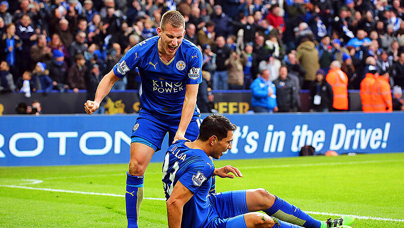 Torschütze Leonardo Ulloa (rechts) und sein Teamkollege Marc Albrighton feiern den späten Siegtreffer. Torschütze Leonardo Ulloa (rechts) und sein Teamkollege Marc Albrighton feiern den späten Siegtreffer.