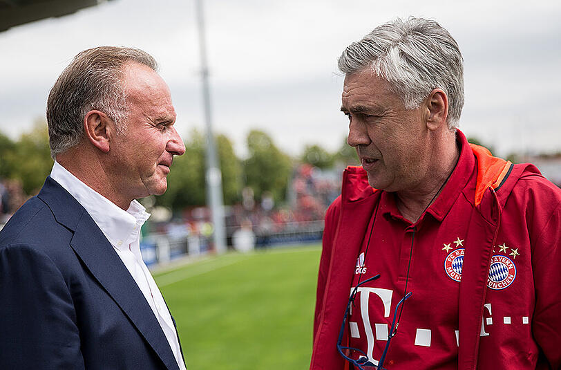 Karl-Heinz Rummenigge und Carlo Ancelotti beim Testspiel in Lippstadt - auch bei den Tests in den USA muss der FC Bayern ohne seine EM-Stars auskommen.