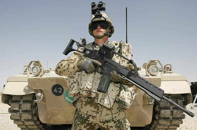 Bundeswehrsoldat mit dem Sturmgewehr G36: Verteidigungsministerin Ursula von der Leyen hatte entschieden, 167 000 Sturmgewehre auszumustern. Foto: Maurizio Gambarini/Archiv