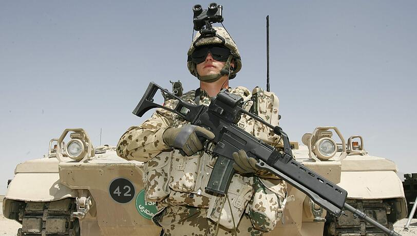 Bundeswehrsoldat mit dem Sturmgewehr G36: Verteidigungsministerin Ursula von der Leyen hatte entschieden, 167 000 Sturmgewehre auszumustern. Foto: Maurizio Gambarini/Archiv Bundeswehrsoldat mit dem Sturmgewehr G36: Verteidigungsministerin Ursula von der Leyen hatte entschieden, 167 000 Sturmgewehre auszumustern. Foto: Maurizio Gambarini/Archiv