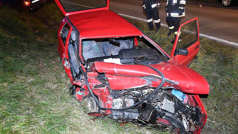 Beide Fahrzeuge wurden vollkommen zerstört, eine Frau starb, vier weitere Personen wurden teils schwer verletzt. Die Bilder vom Unfallort.